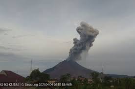 Gunung sinabung kembali erupsi muntahkan abu vulkanik ratusan meter ke langit. Gunung Sinabung Hari Ini Dua Kali Erupsi Kolom Abu Setinggi 2 000 Meter Portal Jogja