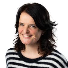 Als het aan mij en aan mijn rijmobiel ligt, dan mogen de parkeerplaatsen  wel groter worden en de dikke bakken smaller”