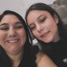 Pessoal trabalhando e um moleque gravando o próprio crime de estelionato.