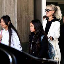 Laeticia hallyday de retour à paris et bien entourée : Ooded89iz Vxym