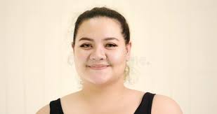 Una Mujer Gordita Feliz De Pie En La Habitación Foto de archivo