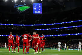 Passes, chutes, bicicletas, faltas, comemorações e até a arbitragem mesmo sem lewandowski, octacampeão vence principal perseguidor, fora de casa, quatro dias antes de jogo de ida contra o psg pelas quartas de. Gnabry Faz Quatro E Bayern De Munique Atropela O Tottenham Fora De Casa Pela Champions 7 A 2 Liga Dos Campeoes Ge