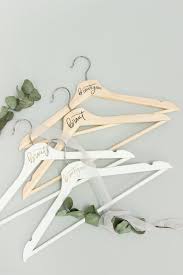 Braut Kleiderbugel Aus Holz Geschenk Zur Hochzeit Mit Modernem Schriftzug Braut Geschenke Fur Brautjungfern Braut Kleiderbugel Geschenk Hochzeit