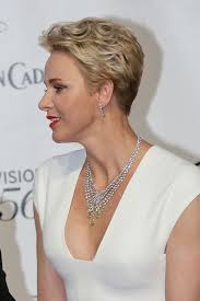 Une coiffure indigne d'une princesse ? Royal Family Around The World Princess Charlene Of Monaco Princess Charlene Short Hair Styles Short Hair Styles Pixie