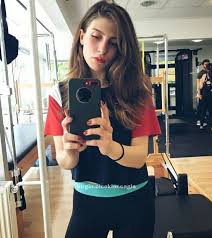 Bazı sinema filmlerinde de rol alan oyuncu, dizilere ise Pin By Hilal On Naz Cagla Irmak Turq Fashion Wearable