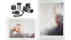 The simple environment of only pillows, sheets, a robe and copper cup (very 1950s) showed marilyn's adaptability; Christie S Presents In Bed With Marilyn Monroe Salon Prive Mag