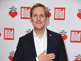 Nach angaben des kölner senders vom donnerstag erlag der moderator von „guten „wir alle sind geschockt und tieftraurig über den plötzlichen tod von jan, sagte der geschäftsführer von rtl news, stephan schmitter. A Mswwmtj6reem