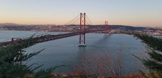 Lissabon ist eine metropole und dennoch friedlich. Falsche Golden Gate Brucke Lissabon Oc De