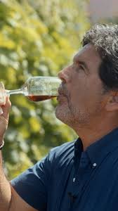 É tudo sobre ser Unconventional!“ Conheça os detalhes sobre os novos  Madeira 10 anos da Blandy's Madeira Wine através do nosso CEO, Chris Blandy.  Saiba mais em www.novovinhomadeira.com _ “It's all about