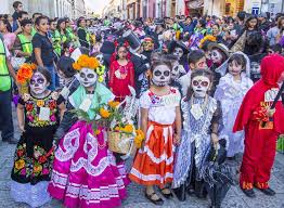 O día de los muertos (dia dos mortos) é uma data comemorativa celebrada no méxico no dia 2 de novembro, na qual é costume ir aos cemitérios visitar os túmulos dos entes queridos e preparar altares com alimentos, velas, flores e outros elementos. El Dia De Los Muertos En Mexico Decalaveras Com