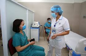 Nếu nguồn cung vaccine bảo đảm, thành phố phấn đấu đạt tối đa 200.000 mũi tiêm/ngày, đồng thời, huy động 100 tổ cấp cứu cơ động để sẵn sàng đáp ứng trong trường hợp xảy ra các phản ứng sau tiêm. 30 Y Bac SÄ© Ä'áº§u Tien Cá»§a Ha Ná»™i Tiem Vaccine Covid 19 Vietnamnet