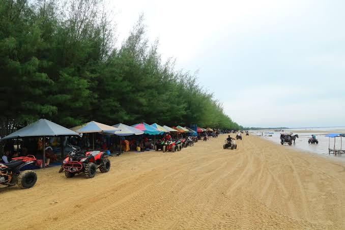 Suasana di Pantai Jahe.