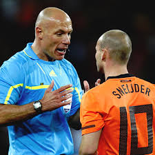 La selección de los países bajos fue uno de los 32 equipos participantes de la copa mundial de fútbol de 2010, que se realizó en sudáfrica.se clasificó luego de haber obtenido el primer lugar en el grupo 9 de la clasificación europea. Sneijder Acusa Al Arbitro De Robar A Holanda As Com