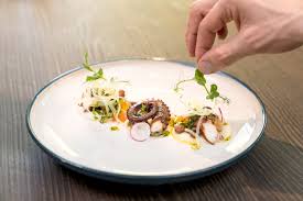 Casual dining restaurants often have a full bar with separate bar staff, a full beer menu and a limited wine menu. Top 3 New Hotel Restaurants In Singapore To Dine At