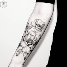 Black And White Flower Outline Tattoo Diana Severinenko On Instagram Flowers Blacktattoomag Blacktattooart Blxckink Blackworkers Blackworkerssubmiss Tattoos Body Art Tattoos Flower Tattoos