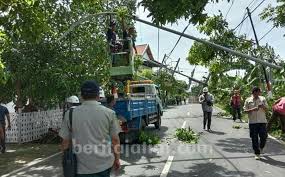 Dia hanya meminta alamat rumah saya dan nomor telepon yang bisa dihubungi. Pemadaman Pln Pamekasan Minta Masyarakat Sabar Beritajatim Com
