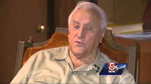 Man in iconic kissing photo reflects