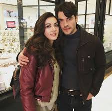 Es film sosyal medya hesaplarımızı takip etmeyi. Burcu Ozberk Ve Akin Akinozu Aslan Ailem Aslanailem Dizi Ailem Filmer Burcuozberk Burcuozberk Burcu Murat Akinakinozu Akin Unluler Guzellik Fotograf