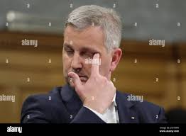 Bern, Schweiz, 22.10.2023: SRF-Elefantenrunde: Marco Chiesa,  Parteivorsitzender SVP, bei einem Interview des Schweizer Fernsehens am  Wahlabend im Bundeshaus, rechts seitlich Thierry Burkart, FDP *** Bern,  Switzerland, 22 10 2023 SRF Elefantenrunde Marco