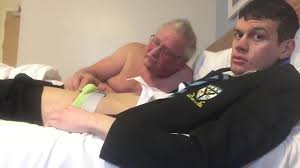 Écolier branlé par le vieil homme