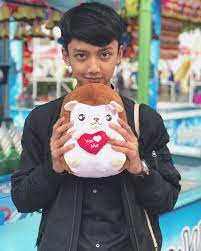 Gus azmi memiliki 2 saudara yaitu alfyna fatimah ayu kirana dan naufal asyja'i bani. Biodata Gus Azmi Askandar Profile Lengkap Biografi Keluarga Fakta Dan Foto Seleb Squad