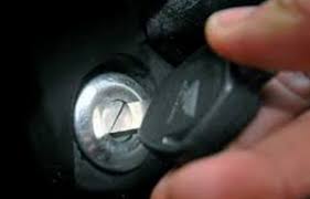 Cara membuka gembok tanpa kunci ini merupakan yang paling mudah karena pencuri hanya tinggal menggergaji shackle sampai terlepas. 100 Berhasil Cara Membuka Kunci Stang Motor Macet 2detik By Aditya Nugroho Medium