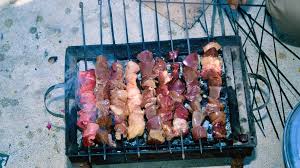 All fishes except squids are halal. Essen In Den Religionen Essen Im Islam Radiowissen Bayern 2 Radio Br De