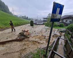 Jun 27, 2021 · ein tiroler (29) geriet am sonntagnachmittag mit seinem motorrad bei breitenbach auf die gegenfahrbahn und krachte in einen entgegenkommenden biker. Hotspot Oberndorf Unwetter Fuhrten Zu Uberflutungen Kitzbuhel