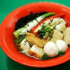 Warung seafood sederhana ini terkenal dengan rasa ikan bakarnya yang mantap. Ting Ting Yong Tahu Jagaumkm
