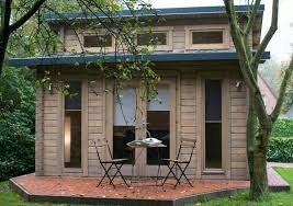 Small But Nice In This Pent Roof Garden House Is A Cozy Garden Ideas Gartenhaus Pultdach Gartenhaus Gartenhaus Mit Terrasse