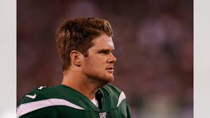 Clemson tigers quarterback trevor lawrence (16) throws to running back travis etienne (9) against miami hurricanes defensive line jaelan phillips (15) during. Gdqpkkdhieoosm