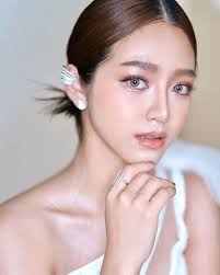 Ellen Bee (elorabee)