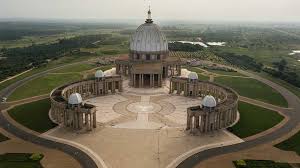 Über elfenbeinküste ein land der extreme: Notre Dame De La Paix Afrikas Bizarrstes Gotteshaus Wird 30 Jahre Alt Kirche Leben