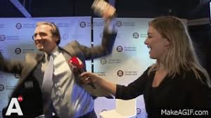 Animated gif discovered by halliee♡. Baudet Danst Op Uitslagenavond Twee Zetels Misschien Wel Meer On Make A Gif