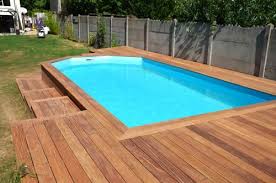 terrasse en bois autour d une piscine kleine hinterhof pools schwimmbad landschaftsbau schwimmbader hinterhof