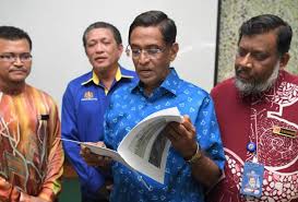 Barisan nasional (bn) koalisyonunun önemli bir bileşeni olan malezya hint kongresi'nin (mic) dokuzuncu başkanıydı. Pemimpin Bn Tidak Tercalon Dinasihat Tidak Keluar Parti Dr Subramaniam Sarawakvoice Com