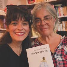 Uno de los mejores libros que hemos leído este año. Montse Sánchez ha  escrito una narración donde la vida, despojada de lo superfluo, se  convierte en auténtica poesía. Una poesía feroz, que