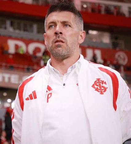 🚨 FICA! Paulo Pezzolano segue no comando do Internacional. Ap&oacute;s a derrota para o Santos, o diretor de futebol Fabinho Soldado garantiu a perman&ecirc;ncia do treinador no cargo.