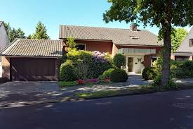 Mit dem kauf eines hauses sichern sie sich gegen diese entwicklung ab und investieren stück für stück in ihre eigene kleine oase der ruhe und geborgenheit, ganz nah am turbulenten großstadtgeschehen. Wohnhaus Mit Grossem Garten In Billerbeck Dr Schorn Immobilien Munster