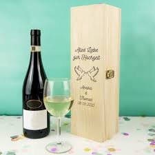 Personalisierbare Weinbox Zur Hochzeit Tauben Jetzt Im Geschenke De Kaufen Kiste Fur Eine Flasche Aus Hellem Holz In 2020 Hochzeitsgeschenk Geschenke Wein Geschenke