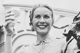 * 21.april 1926 als elizabeth alexandra mary in mayfair, london) aus dem haus windsor ist seit 1952 königin des vereinigten königreichs großbritannien und nordirland sowie in personalunion von 15 weiteren, als commonwealth realms bezeichneten souveränen staaten, einschließlich deren territorien und abhängigen gebieten, nämlich: Grace Kelly Die Geschichte Hinter Ihrem Zweiten Hochzeitskleid Vogue Germany