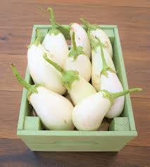 Basso contenuto di calorie e ricco di vitamine e sostanze nutritive, la melanzana è un'aggiunta eccellente a qualsiasi pasto o contorno. Melanzane Bianche 800g Flash Market