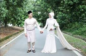 Model busana kebaya pendamping pengantin terbaru. 9 Idea Gaun Nikah Yang Pernah Disarung Oleh Finalis Dewi Remaja Remaja