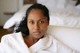 Portrait Of Young Métis Woman Smiling Directly At Camera With Warm  Expression Foto E Immagine Per Il Download Gratuito