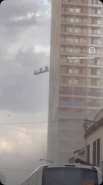 O caso do andaime balançando ocorreu durante a forte ventania que atingiu o  Rio de Janeiro. O incidente viralizou em vídeos gravados por pessoas que  mencionaram a região próxima a uma rodoviária/obra