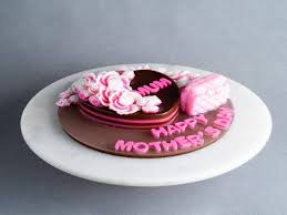 (gambar kiri) aksi bapa arif (kiri) dan ibu (kanan). Kek Istimewa Sempena Hari Ibu