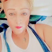 Un día mi madre me dijo: "Sonríe bonita, no te quedes atrapada en el  pasado, limpia las lágrimas, levanta ese bello rostro, anda, ve a cumplir  todos esos sueños, pues te hace