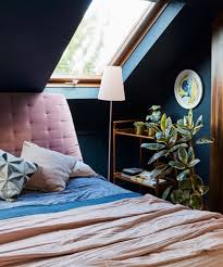 Chambre Sous Les Toits Amenagement Du Grenier Murs Bleu Canard Bleu Petrole Bois Fonce Commode Arm Tete De Lit En Velours Idee De Decoration Decoration Chambre