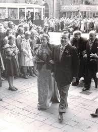 Man kümmert sich um seine karriere und sieht die sitzordnung auf der hochzeit benötigt viel fingerspitzengefühl. Datei Max Grundig Hochzeit Tochter Jpg Furthwiki