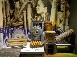Museum seni rupa da keramik jakarta memiliki banyak koleksi menarik dan cocok untuk mengisi liburan akhir pekan bersama orang orang lalu pada ahun 1976 bangunan tua ini diresmikan sebagai balai seni rupa jakarta dan pada 1990 menjadi museum seni. Jabatan Muzium Malaysia On Twitter Muzium Seni Kraf Orang Asli Turut Merangkumi Latar Belakang Suku Kaum Orang Asli Taburan Geografi Dan Demografi Ukiran Patung Ukiran Topeng Peralatan Memburu Dan Menangkap Ikan